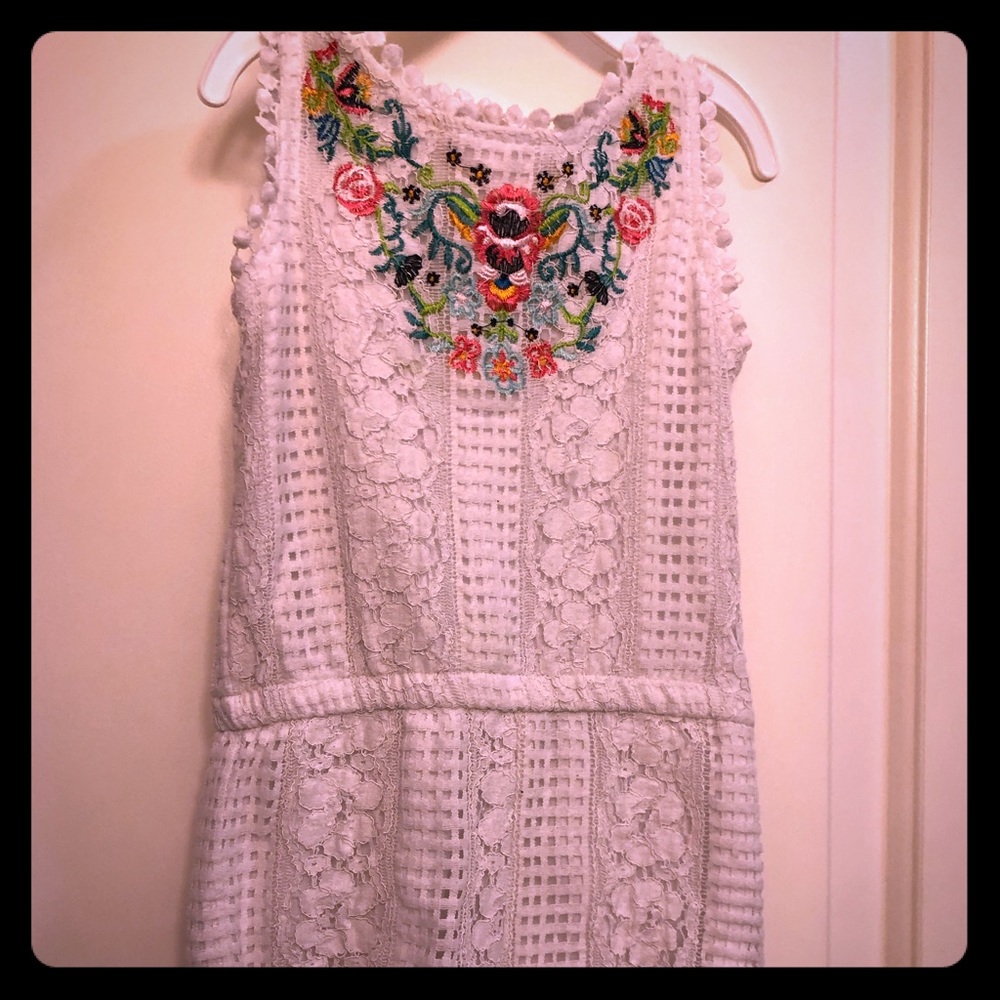 White lace jumper with detail